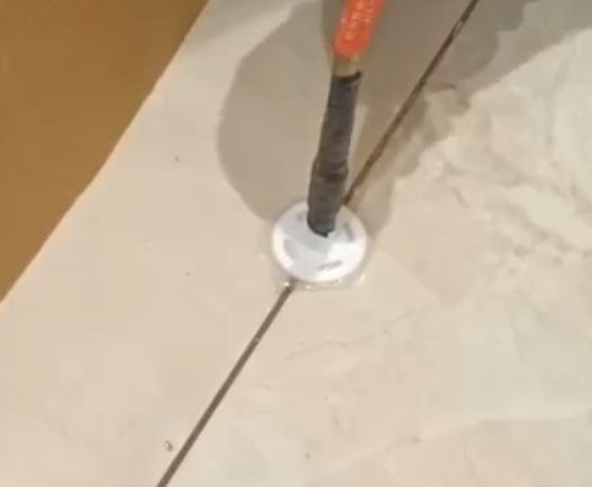 天津瓷砖空鼓维修公司专业解答瓷砖在铺贴过程中，如果没有涂抹均匀到位的粘结材料（如水泥砂浆或瓷砖胶），可能会导致以下问题